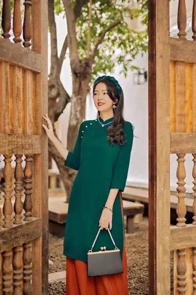 Áo dài dáng suông màu xanh lá