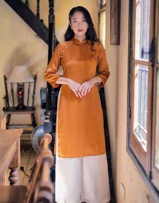 Áo dài dáng suông màu vàng